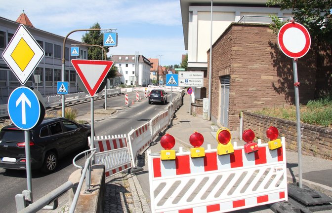 Fast fertig: Seit zehn Tagen wird die Franckstraße in Vaihingen saniert. Heute müssen nach Auskunft des Landratsamtes noch die Straßenmarkierungen angebracht werden. Von morgen an ist die Straße dann wieder frei befahrbar.  <span class='image-autor'>Foto: Banholzer</span>