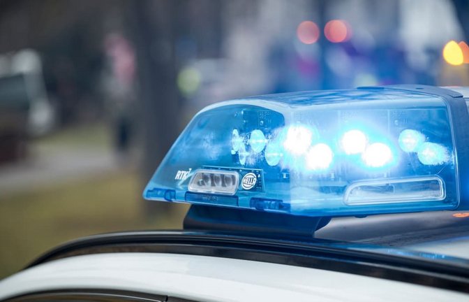 Überholmanöver auf nasser Straße endet mit Kontrollverlust.<span class='image-autor'>Daniel Vogl/dpa</span>
