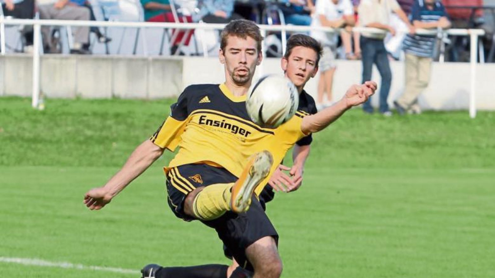 Johannes Carl hat den Ball unter Kontrolle – doch reicht es gegen die SFG zum Sieg? Foto: Bürkle Johannes Carl hat den Ball unter Kontrolle – doch reicht es gegen die SFG zum Sieg? Foto: Bürkle