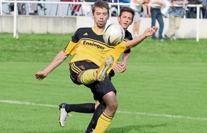 Johannes Carl hat den Ball unter Kontrolle – doch reicht es gegen die SFG zum Sieg? Foto: Bürkle