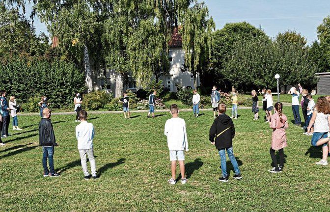 Einschulung am Lichtenstern-Gymnasium – die Schüler der Klasse 5c lernen einander im Spiel kennen. Die Kennenlerntage in Strümpfelbrunn müssen ausfallen. Fotos: p