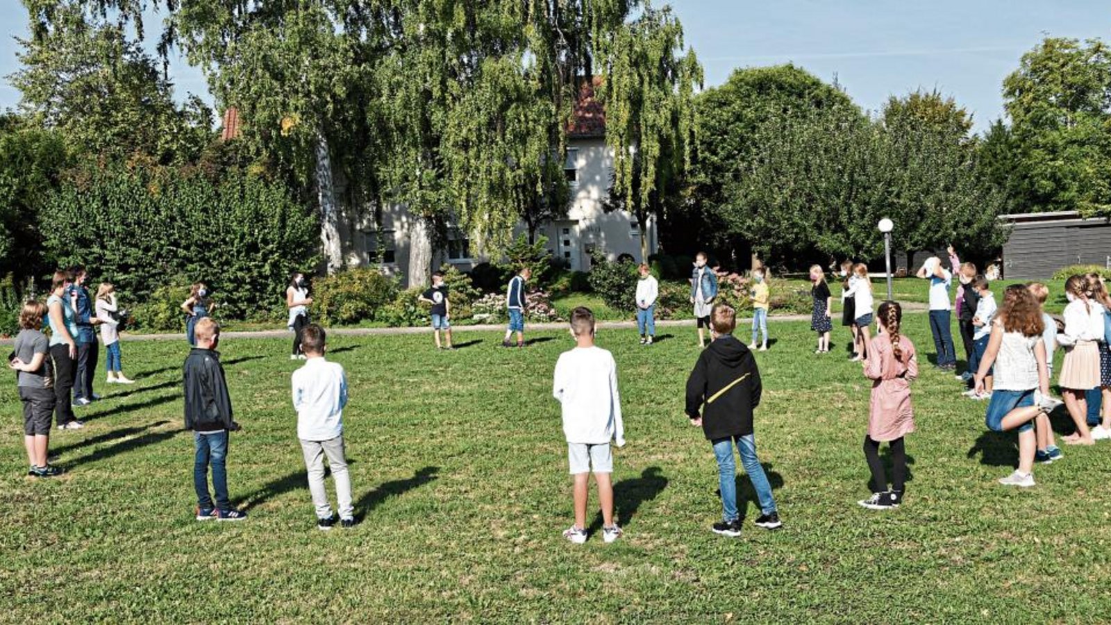 Einschulung am Lichtenstern-Gymnasium – die Schüler der Klasse 5c lernen einander im Spiel kennen. Die Kennenlerntage in Strümpfelbrunn müssen ausfallen. Fotos: p