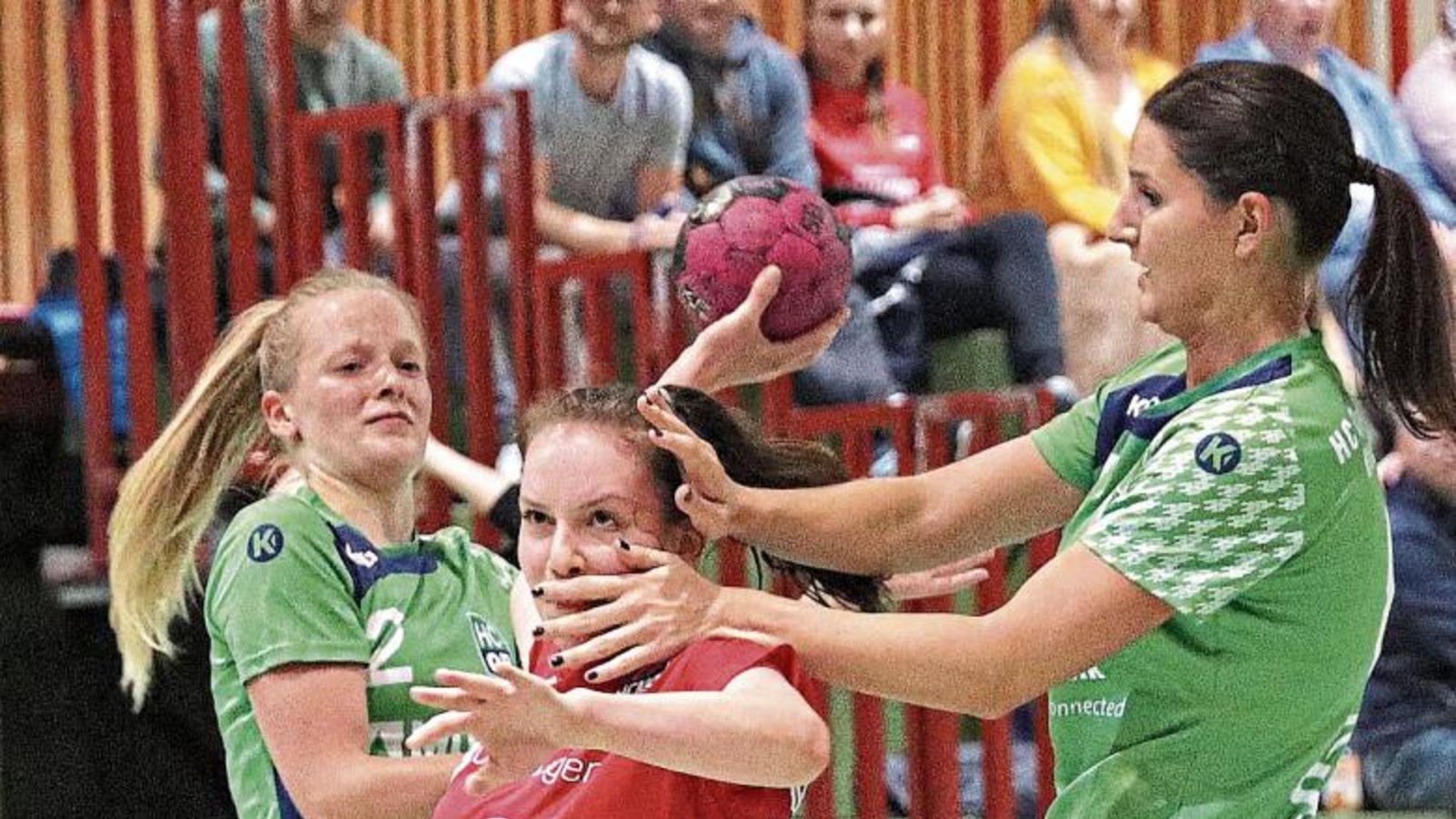Wird sich der HC Metter-Enz heute Abend allen Widrigkeiten zum Trotz durchsetzen wie Sophie Kämpfe kürzlich gegen die Abwehrreihe der HC Oppenweiler/Backnang II?  Foto: Küppers