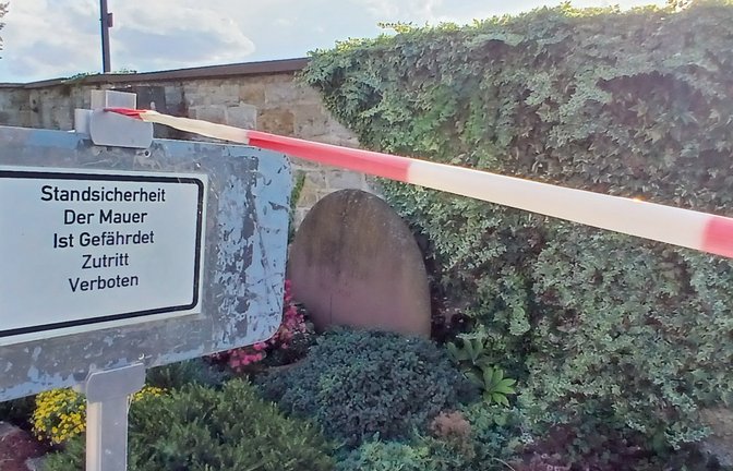 Friedshofsmauer Großglattbach Mauer Einsturz baufällig Absperrung Friedhof Grab