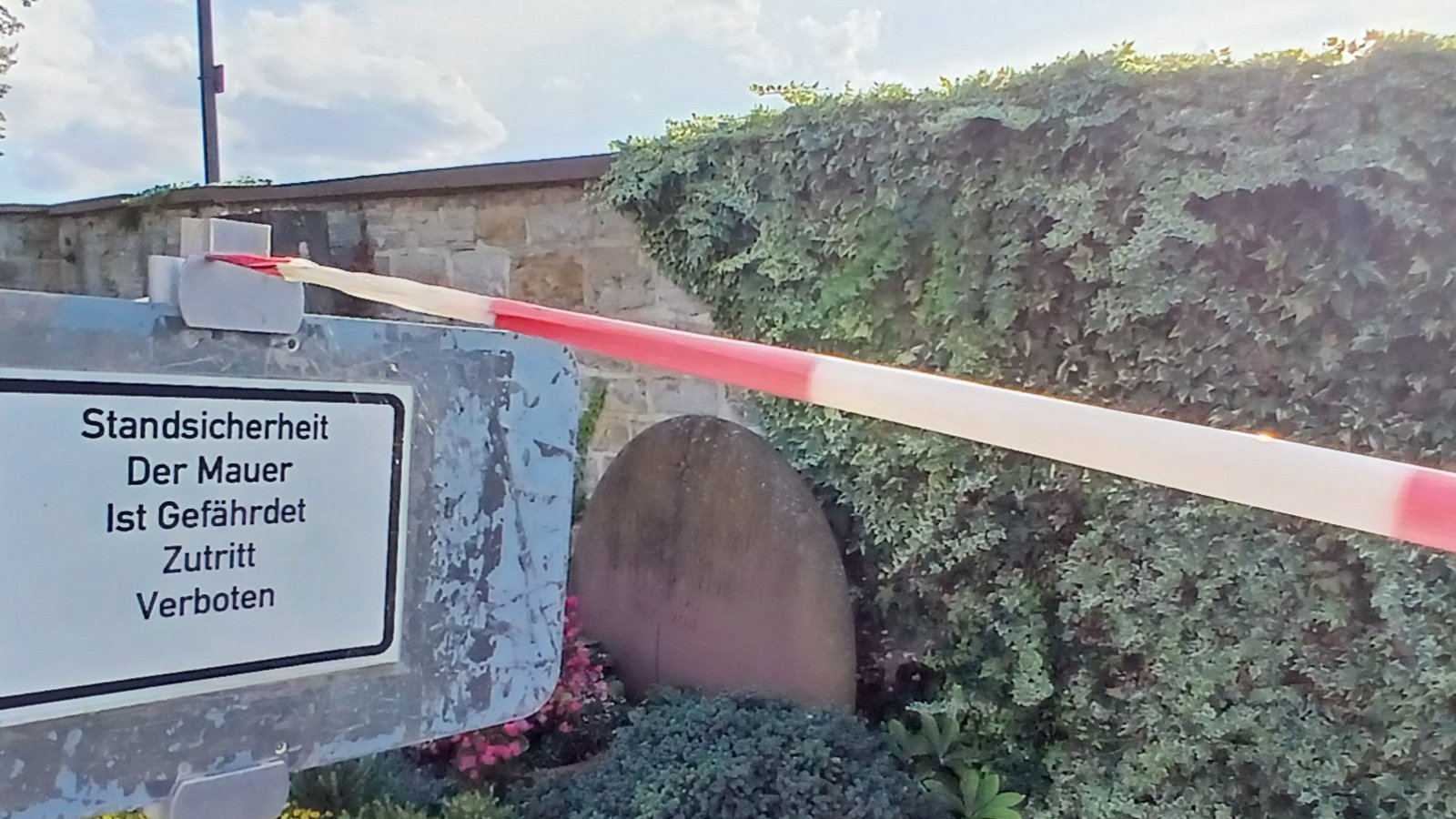 Friedshofsmauer Großglattbach Mauer Einsturz baufällig Absperrung Friedhof Grab