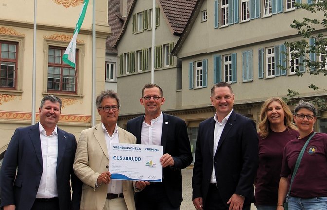 Gute Stimmung auf dem Marktplatz (von links): Krempel-Geschäftsführer Christian Reh, Fördervereinsvorsitzender Uli Natterer, Oberbürgermeister Uwe Skrzypek-Muth, Krempel-Geschäftsführer Jörn Clasen sowie Vereinsvorstandsmitglieder Ute Herr und Regine Hachtel.  <span class='image-autor'>Foto: Kauer</span>