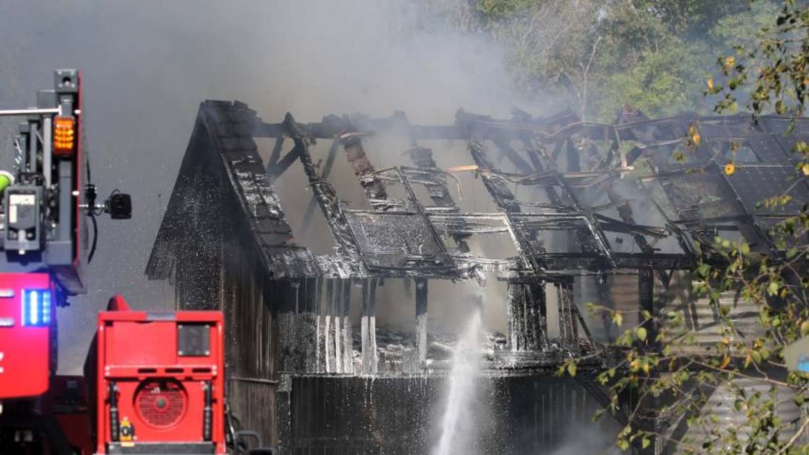 Die Feuerwehr löscht den Großbrand einer Scheune in Oberriexingen. Fotos: Küppers