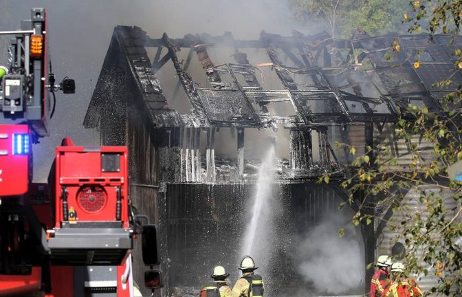 Die Feuerwehr löscht den Großbrand einer Scheune in Oberriexingen. Fotos: Küppers