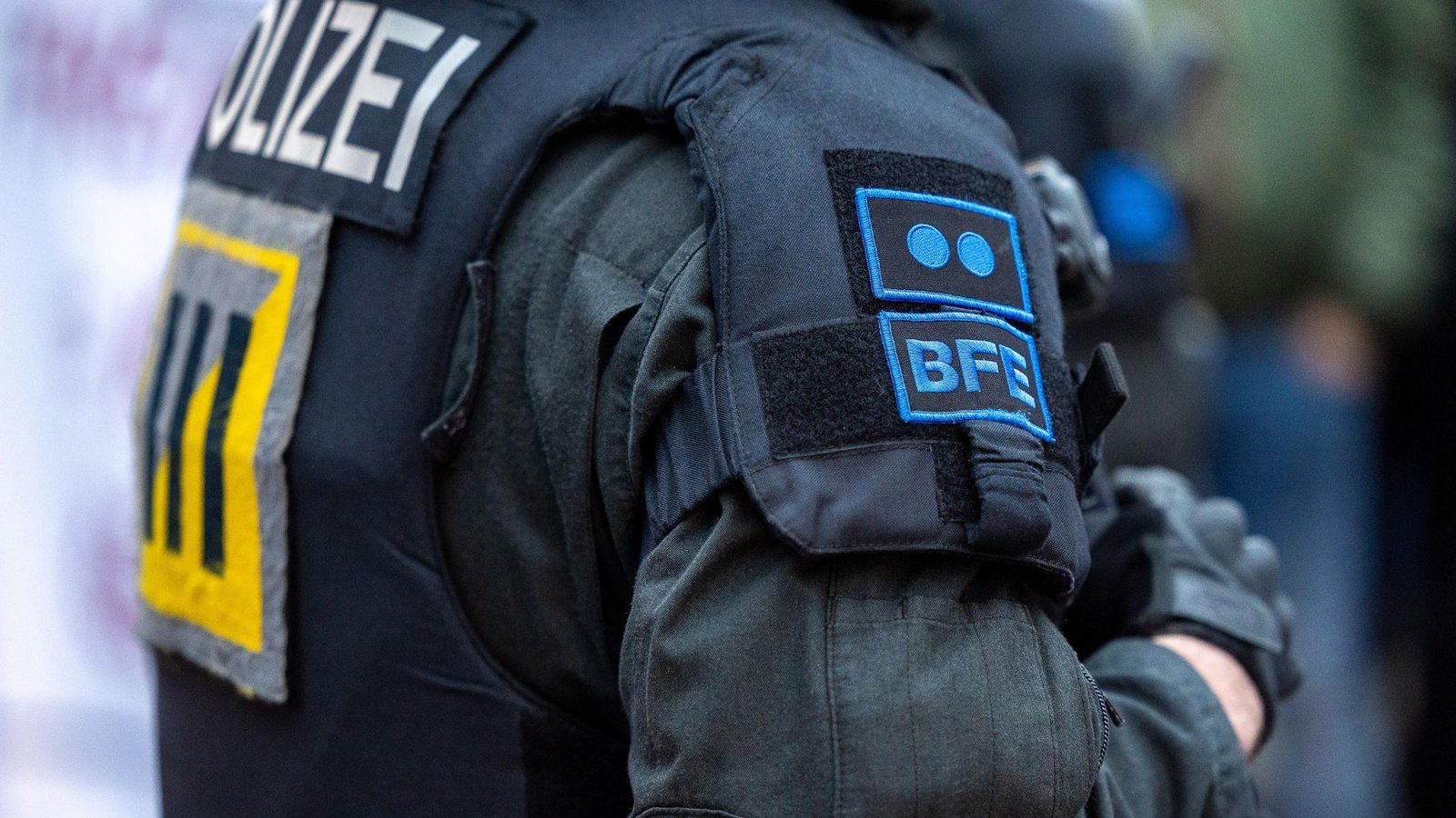 Ein Gruppenführer der 3. Beweissicherungs- und Festnahmeeinheit: Ohne spezielle Ausrüstung in fast täglich bei gefährliche Lagen eingesetzt.Foto: Eibner-Pressefoto/Dennis Duddek Ein Gruppenführer der 3. Beweissicherungs- und Festnahmeeinheit: Ohne spezielle Ausrüstung in fast täglich bei gefährliche Lagen eingesetzt.Foto: Eibner-Pressefoto/Dennis Duddek