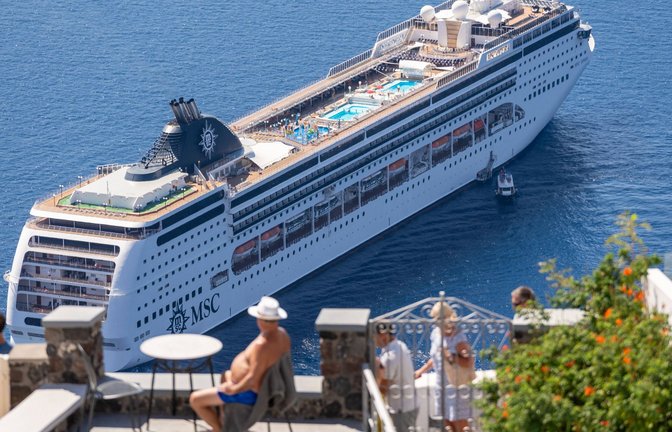 Auf Santorin ist es schön – das zieht Touristen an.<span class='image-autor'>Foto: imago/Bihlmayerfotografie</span>