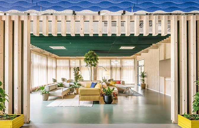 Erst Schwimmbad, jetzt Arbeitsraum für alle. Projekte auch von Stuttgarter Innenarchitektinnen finden sich im  Bildband  „Umbauwende“.<span class='image-autor'>Foto: Magdalena Gruber</span>