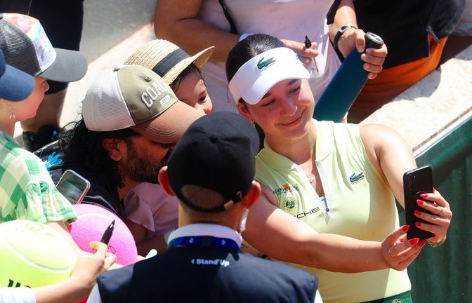 Machte nach ihrem Sieg ein Selfie mit den Fans: Eva Lys.<span class='image-autor'>Foto: Frank Molter/dpa</span>