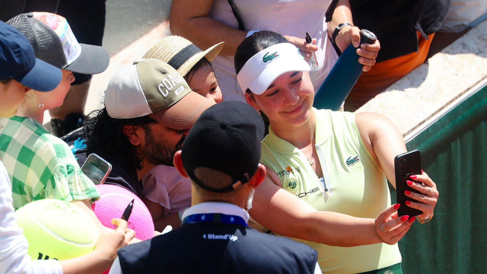 Machte nach ihrem Sieg ein Selfie mit den Fans: Eva Lys.Foto: Frank Molter/dpa Machte nach ihrem Sieg ein Selfie mit den Fans: Eva Lys.Foto: Frank Molter/dpa