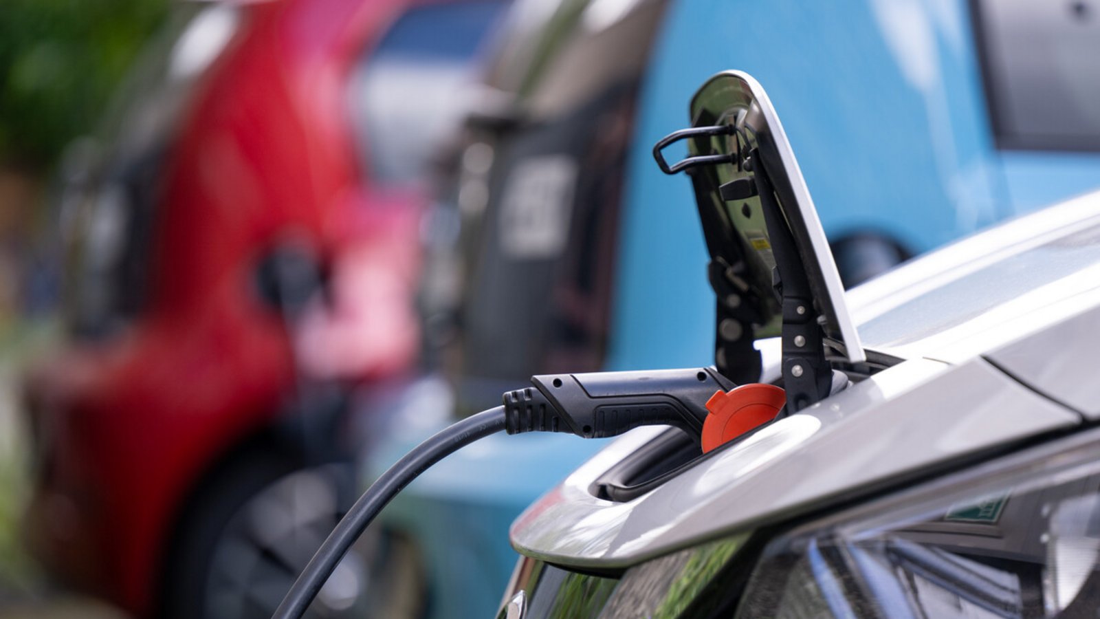 E-Autos sind gut fürs Klima, wenn der Strom sauber ist. Das gesellschaftliche Klima leider unter dem Verbrennerverbot.Foto: dpa/Monika Skolimowska