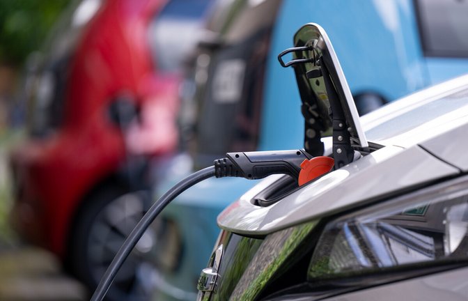 E-Autos sind gut fürs Klima, wenn der Strom sauber ist. Das gesellschaftliche Klima leider unter dem Verbrennerverbot.<span class='image-autor'>Foto: dpa/Monika Skolimowska</span>