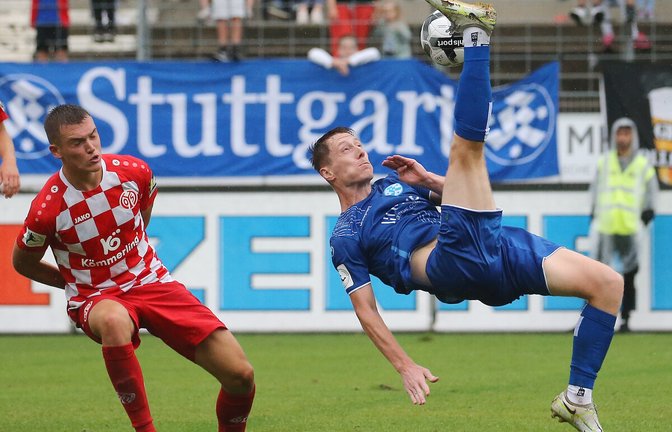 Loris Maier mit einem Fallrückzieher bei der Partie Stuttgarter Kickers gegen 1. FSV Mainz 05 II – die Blauen gewannen mit 4:1.<span class='image-autor'>Foto: Pressfoto/Baumann</span>