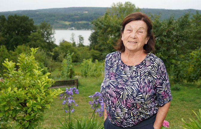 Die 75-jährige Maria Hensler im Garten ihres Familienholzhauses auf der Halbinsel Hör
i.Die 75-jährige Maria Hensler im Garten ihres Familienholzhauses auf der Halbinsel Höri<span class='image-autor'>Foto: Sira Huwiler-Flamm</span>