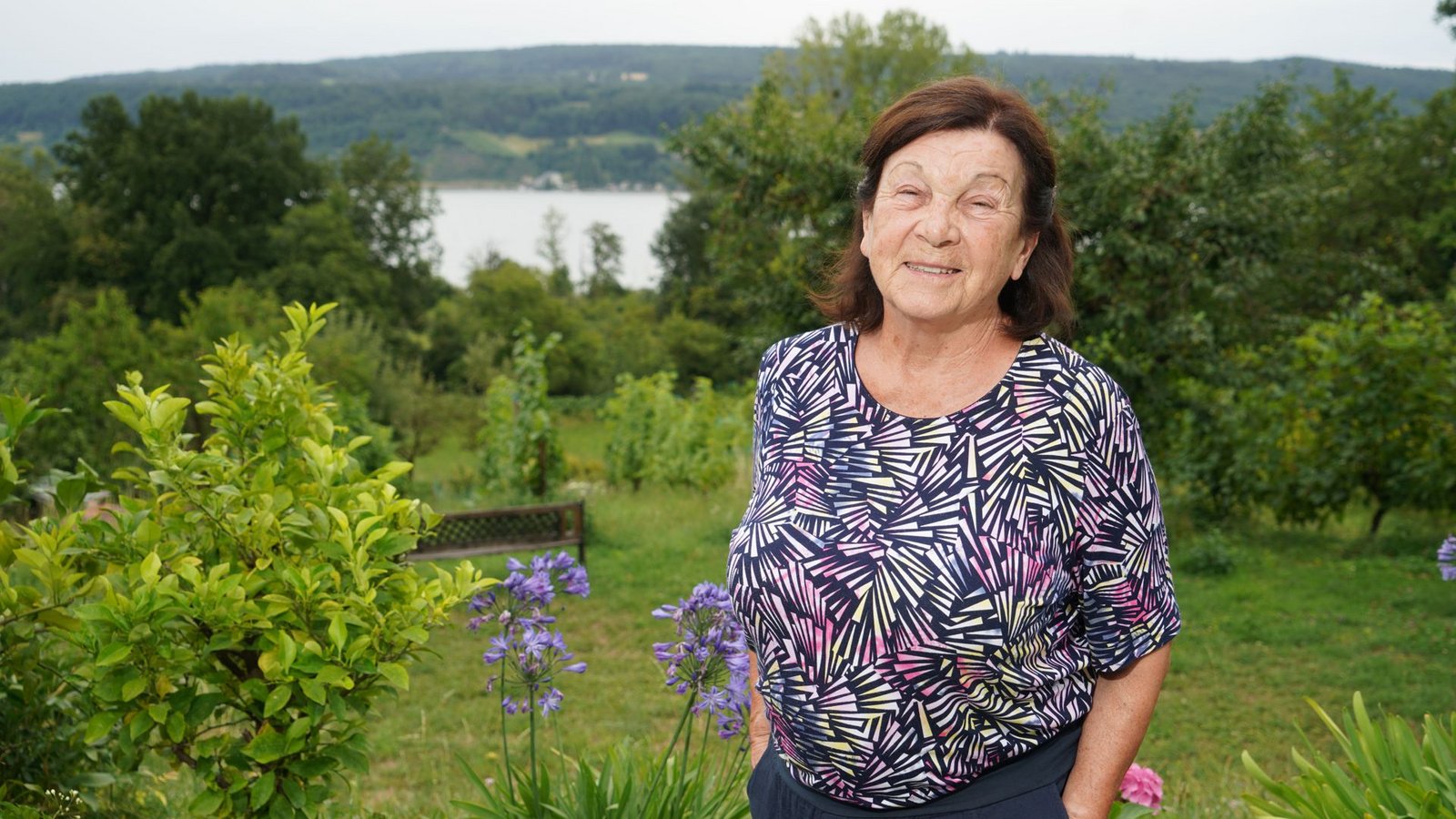 Die 75-jährige Maria Hensler im Garten ihres Familienholzhauses auf der Halbinsel Hör
i.Die 75-jährige Maria Hensler im Garten ihres Familienholzhauses auf der Halbinsel HöriFoto: Sira Huwiler-Flamm Die 75-jährige Maria Hensler im Garten ihres Familienholzhauses auf der Halbinsel Hör
i.Die 75-jährige Maria Hensler im Garten ihres Familienholzhauses auf der Halbinsel HöriFoto: Sira Huwiler-Flamm