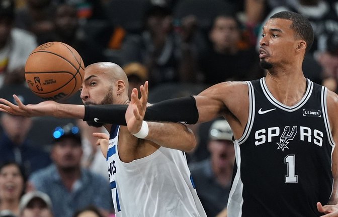 Victor Wembanyama (r) greift über Rudy Gobert (l) nach einem Rebound.<span class='image-autor'>Foto: Eric Gay/AP/dpa</span>