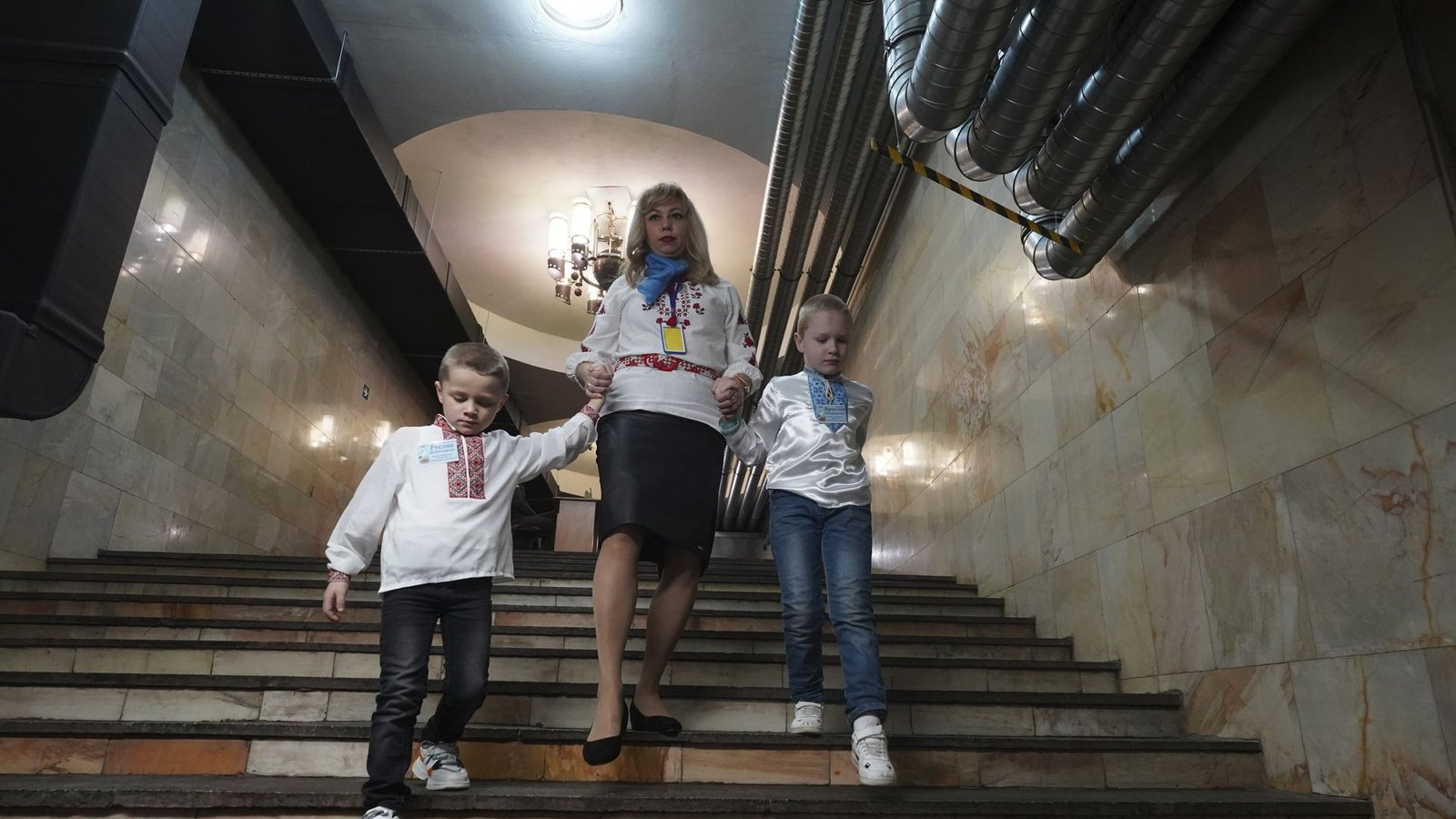 Ukrainischer Alltag unter russischer Bedrohung: Eine Erzieherin führt Kinder in einen Charkiwer U-Bahn-Schacht. Dort befindet sich ihr Kindergarten.Foto: dpa/Andrii Marienko Ukrainischer Alltag unter russischer Bedrohung: Eine Erzieherin führt Kinder in einen Charkiwer U-Bahn-Schacht. Dort befindet sich ihr Kindergarten.Foto: dpa/Andrii Marienko