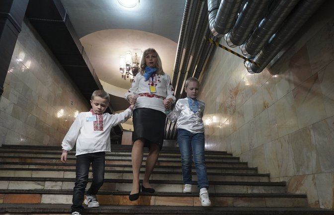 Ukrainischer Alltag unter russischer Bedrohung: Eine Erzieherin führt Kinder in einen Charkiwer U-Bahn-Schacht. Dort befindet sich ihr Kindergarten.<span class='image-autor'>Foto: dpa/Andrii Marienko</span>