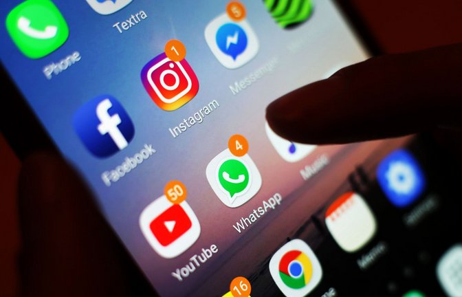 Nachrichtenportale sind auf dem Smartphone nur eine Option unter vielen anderen Versuchungen.<span class='image-autor'>Foto: dpa/Yui Mok</span>
