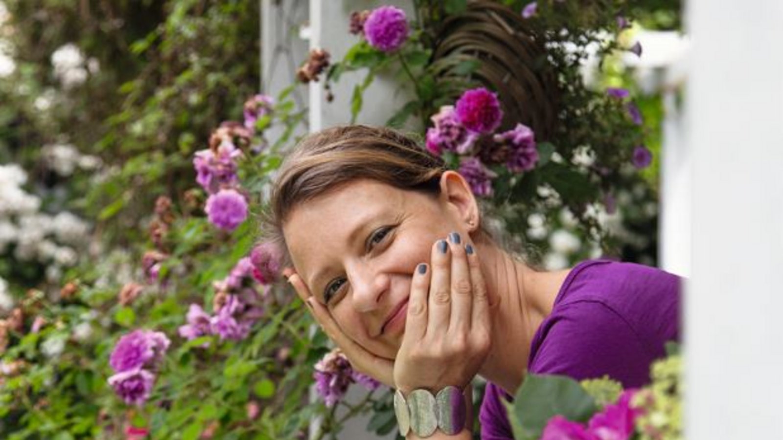 Sarah Stiller entwickelte sich vom Stadtkind zur Cottage-Garten-Expertin  und ist überzeugt: Wahre Schönheit kommt von unten.Foto: Callwey Verlag