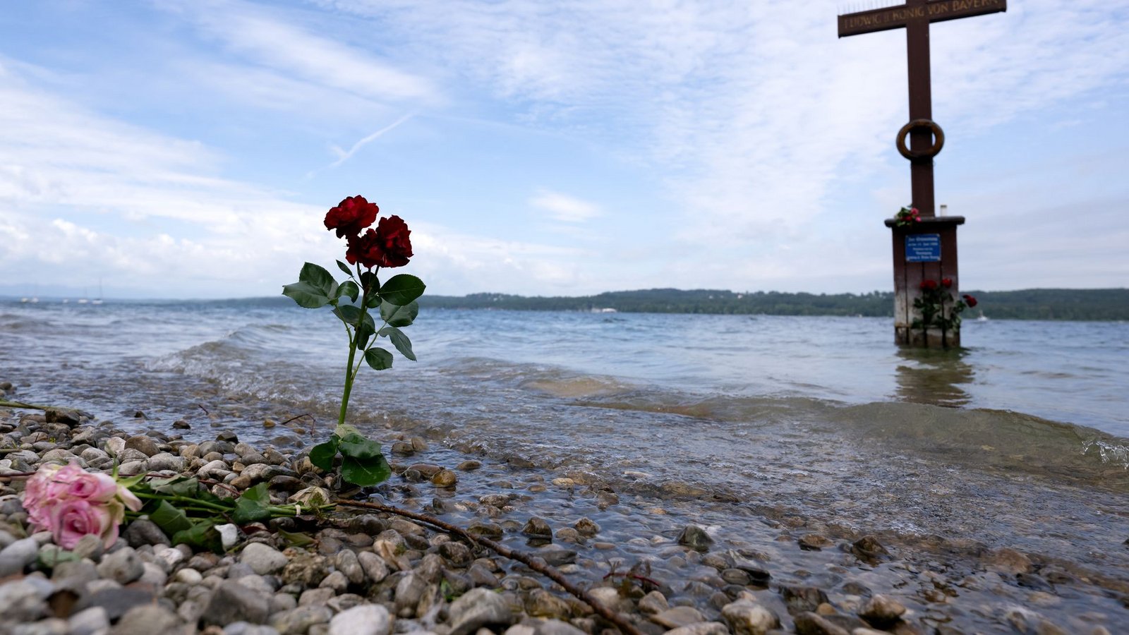 140 Jahre nach dem Tod von König Ludwig II. gedachten Königstreue am Starnberger des Herrschers.Foto: Sven Hoppe/dpa 140 Jahre nach dem Tod von König Ludwig II. gedachten Königstreue am Starnberger des Herrschers.Foto: Sven Hoppe/dpa