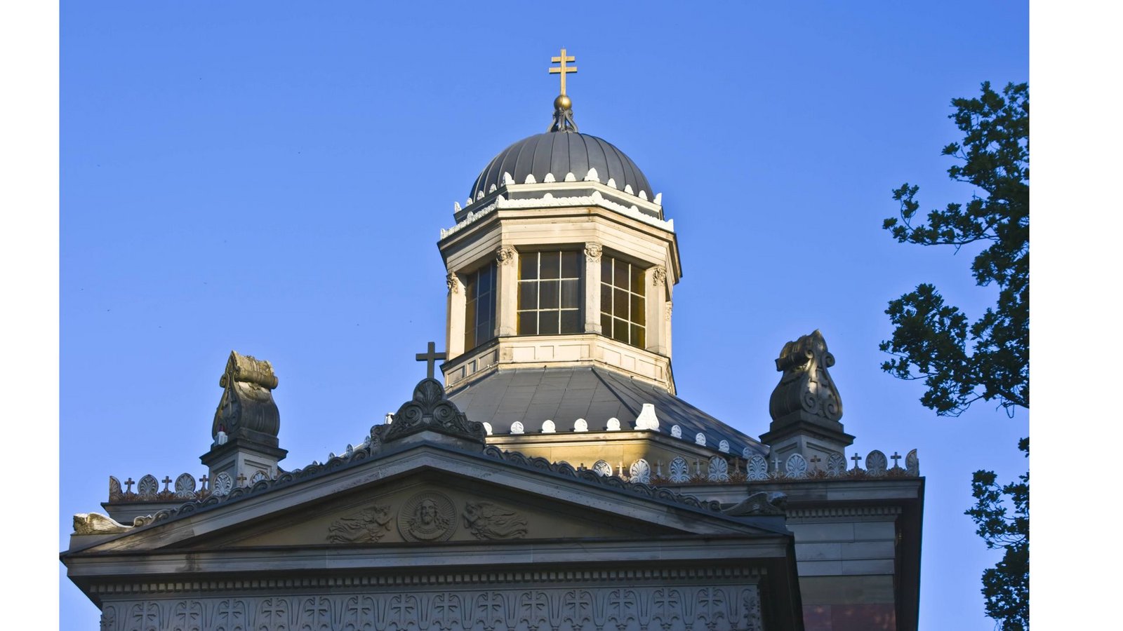 Glockenturm der Rumänisch-Orthodoxen Kirche in Baden-Baden, das Kuppeldach schmückt ein orthodoxes Kreuz. 463 770 Euro Zuschuss ist für die Konservierung und Restaurierung des Gotteshauses eingestellt. Die Stourdza-Kapelle (erbaut 1863-1866) ist ein vollendetes Meisterwerk des Münchner Baumeisters Leo von Klenzes. Diese Grabkapelle wurde zu Ehren der Familie des moldawischen Fürsten Stourdza erbaut. „Der atemberaubende Blick von hier auf die Stadt lässt besonders im Frühjahr einmal mehr den mediterranen Charakter Baden-Badens erkennen“, so bewirbt die Stadt Baden-Baden die Sehenswürdigkeit.Foto: imago stock&people/Werner Hinz/imago stock&people Glockenturm der Rumänisch-Orthodoxen Kirche in Baden-Baden, das Kuppeldach schmückt ein orthodoxes Kreuz. 463 770 Euro Zuschuss ist für die Konservierung und Restaurierung des Gotteshauses eingestellt. Die Stourdza-Kapelle (erbaut 1863-1866) ist ein vollendetes Meisterwerk des Münchner Baumeisters Leo von Klenzes. Diese Grabkapelle wurde zu Ehren der Familie des moldawischen Fürsten Stourdza erbaut. „Der atemberaubende Blick von hier auf die Stadt lässt besonders im Frühjahr einmal mehr den mediterranen Charakter Baden-Badens erkennen“, so bewirbt die Stadt Baden-Baden die Sehenswürdigkeit.Foto: imago stock&people/Werner Hinz/imago stock&people