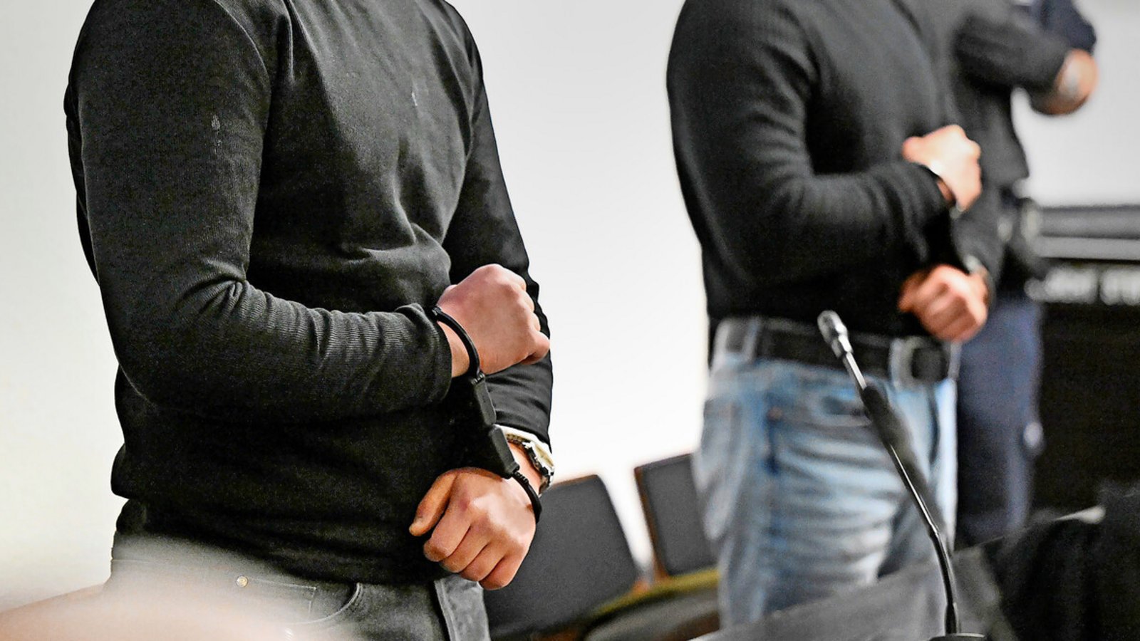 Zwei der Angeklagten bei der Neuauflage des Schüsse-Prozesses.Foto: dpa/Bernd Weißbrod Zwei der Angeklagten bei der Neuauflage des Schüsse-Prozesses.Foto: dpa/Bernd Weißbrod