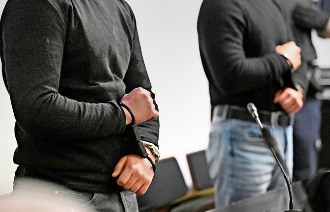 Zwei der Angeklagten bei der Neuauflage des Schüsse-Prozesses.<span class='image-autor'>Foto: dpa/Bernd Weißbrod</span>