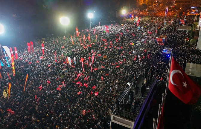 Innenpolitischer Druck: Protest in Istanbul  gegen die Verhaftung von Erdogans Widersacher Ekrem Imamoglu<span class='image-autor'>Foto: IMAGO/ABACAPRESS/IMAGO/Ugur Can/ABACA</span>