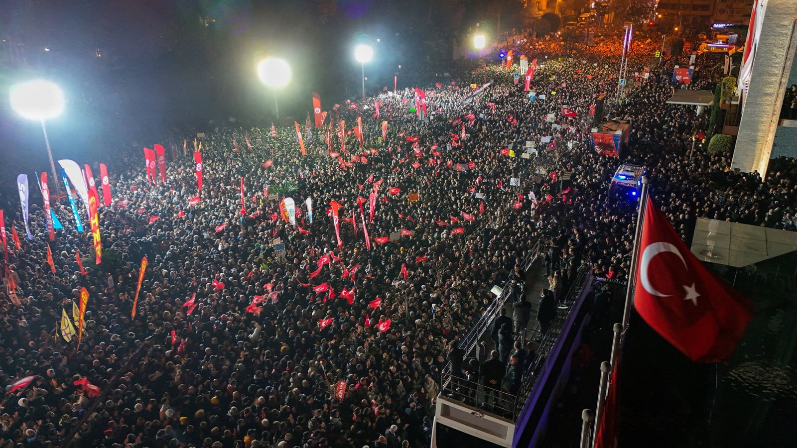 Innenpolitischer Druck: Protest in Istanbul gegen die Verhaftung von Erdogans Widersacher Ekrem ImamogluFoto: IMAGO/ABACAPRESS/IMAGO/Ugur Can/ABACA Innenpolitischer Druck: Protest in Istanbul gegen die Verhaftung von Erdogans Widersacher Ekrem ImamogluFoto: IMAGO/ABACAPRESS/IMAGO/Ugur Can/ABACA