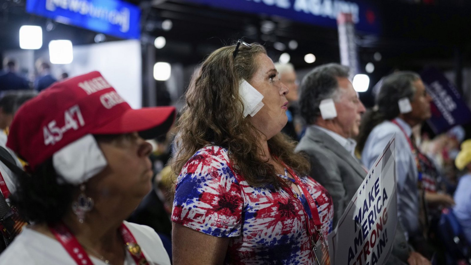 Delegierte tragen während der Republican National Convention einen Verband um ihr rechtes Ohr.Foto: dpa/Jae C. Hong Delegierte tragen während der Republican National Convention einen Verband um ihr rechtes Ohr.Foto: dpa/Jae C. Hong