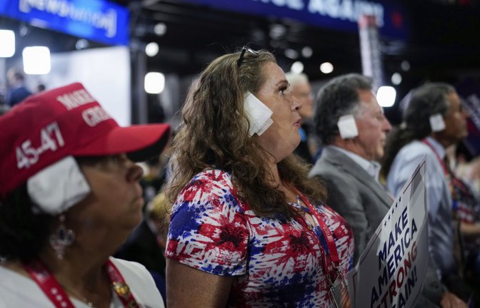 Delegierte tragen während der Republican National Convention einen Verband um ihr rechtes Ohr.<span class='image-autor'>Foto: dpa/Jae C. Hong</span>
