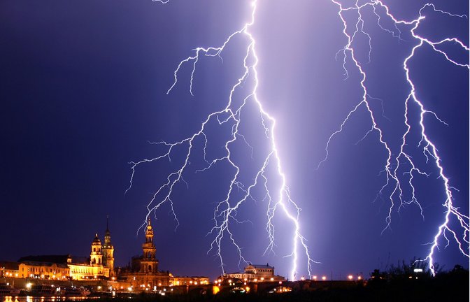Ein Blitz setzt mit einem Schlag gewaltige Energiemengen frei: Das kann zu größeren Schäden führen.<span class='image-autor'>Foto: R/lf Hirschberger/dpa</span>