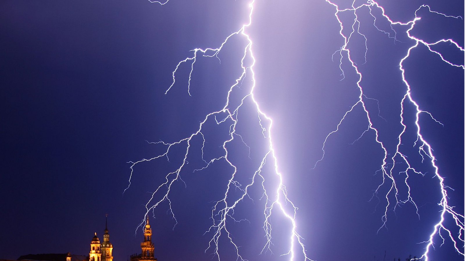 Ein Blitz setzt mit einem Schlag gewaltige Energiemengen frei: Das kann zu größeren Schäden führen.Foto: R/lf Hirschberger/dpa