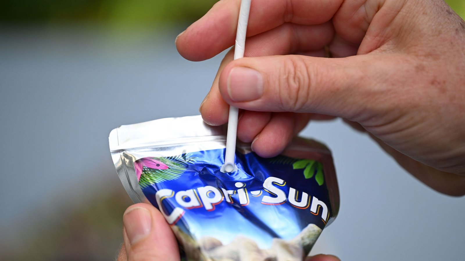 Papier oder doch wieder Plastik? Der Hersteller von Capri-Sun möchte das Röhrchen aus Plastik zurückholen.Foto: Bernd Weißbrod/dpa/Bernd Weißbrod