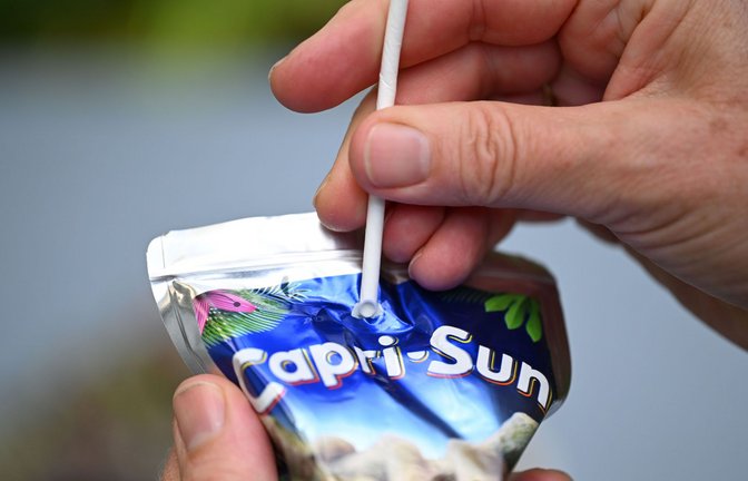 Papier oder doch wieder Plastik? Der Hersteller von Capri-Sun möchte das Röhrchen aus Plastik zurückholen.<span class='image-autor'>Foto: Bernd Weißbrod/dpa/Bernd Weißbrod</span>