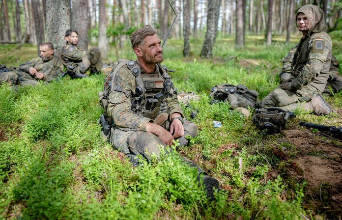Zugführer Philip und seine Männer des Zuges "Bravo".<span class='image-autor'>Foto: Kay Nietfeld/dpa</span>