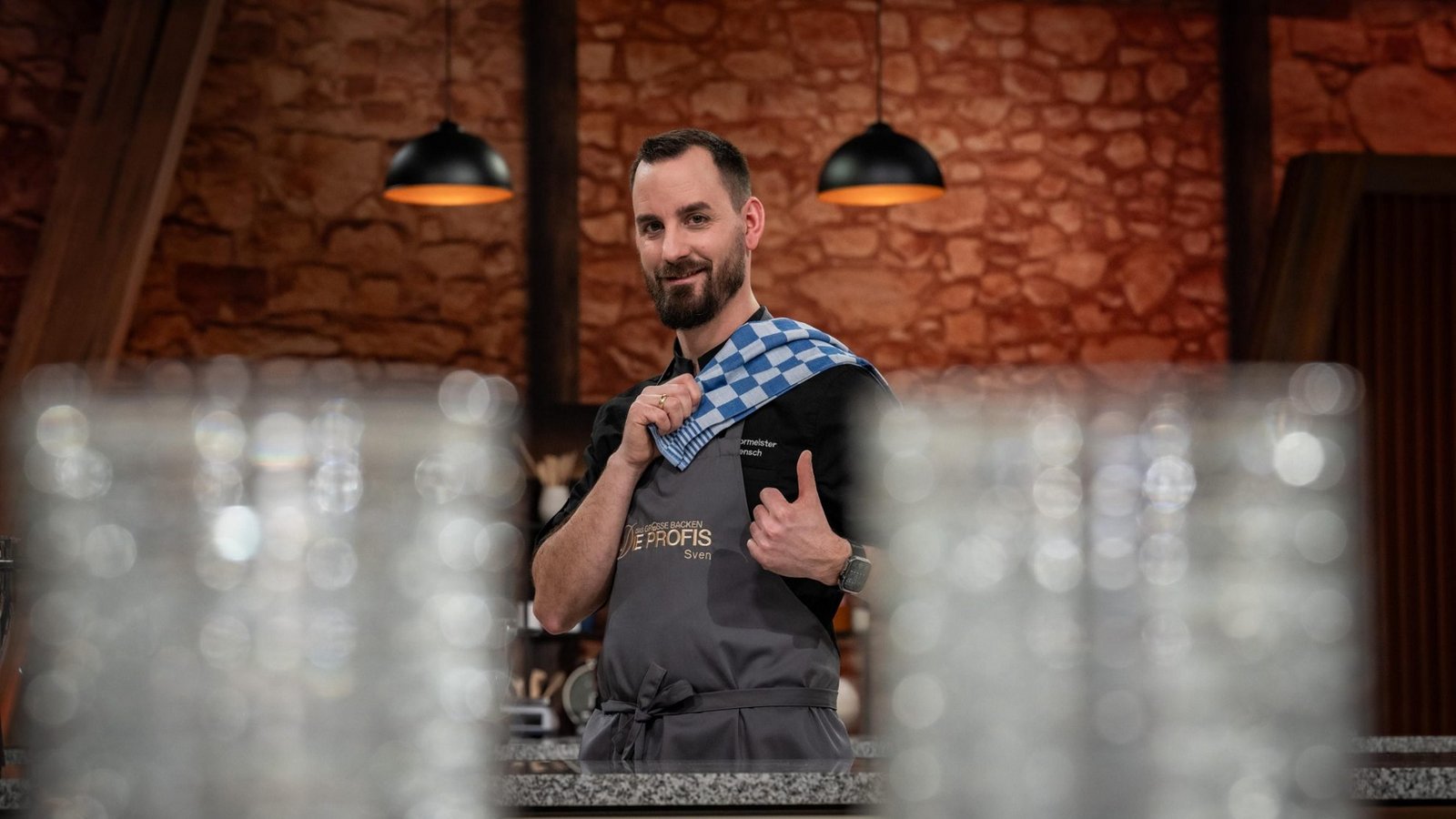 Sven (35), aus Hattingen, betreibt gemeinsam mit seiner Frau eine eigene Confiserie, die bereits mit dem Ehrenpreis „MeisterWerk NRW“ ausgezeichnet wurde.Foto: Joyn / Claudius Pflug Sven (35), aus Hattingen, betreibt gemeinsam mit seiner Frau eine eigene Confiserie, die bereits mit dem Ehrenpreis „MeisterWerk NRW“ ausgezeichnet wurde.Foto: Joyn / Claudius Pflug