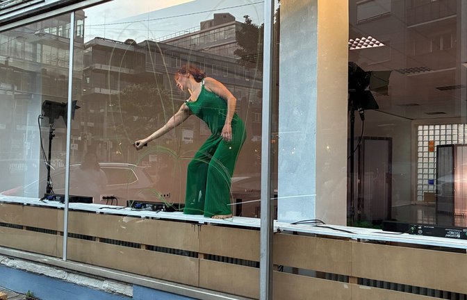 Daura Hernández García zeigt ihre Performance "Mourning Butterflies" in einem leerstehenden Laden in der Leuschnerstraße.<span class='image-autor'>Foto: stzn/Andrea Kachelrieß</span>