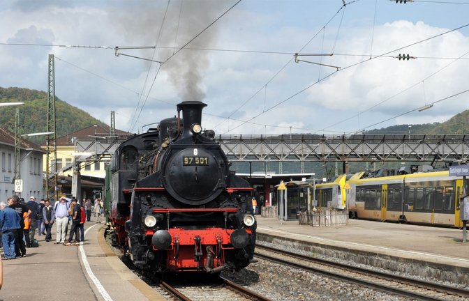 So wie hier wird die Steilstreckenlok der Baureihe 97 Ende Juni wieder vom Bahnhof Geislingen auf die Alb hinauf dampfen.<span class='image-autor'>Foto: UEF Eisenbahn-Verkehrsgesellschaft</span>