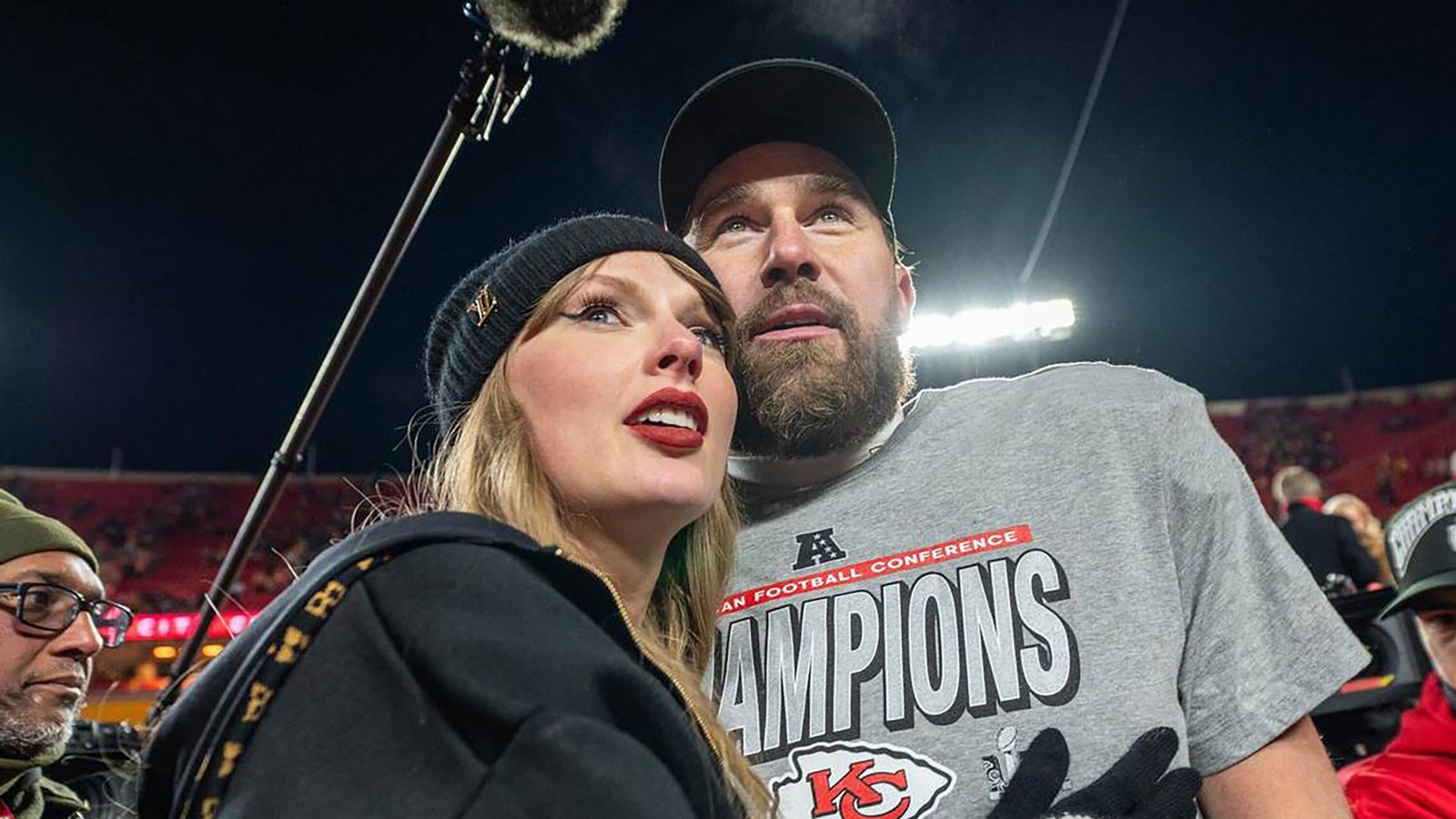Travis Kelce und Taylor Swift feiern den Sieg der Kansas City Chiefs über die Buffalo Bills am 26.01.2025 im Arrowhead Stadion in Kansas City.Foto: picture alliance/dpa/TNS via ZUMA Press Wire | Emily Curiel/Ecuriel@kcstar.Com Travis Kelce und Taylor Swift feiern den Sieg der Kansas City Chiefs über die Buffalo Bills am 26.01.2025 im Arrowhead Stadion in Kansas City.Foto: picture alliance/dpa/TNS via ZUMA Press Wire | Emily Curiel/Ecuriel@kcstar.Com
