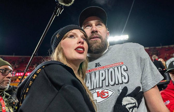Travis Kelce und Taylor Swift feiern den Sieg der Kansas City Chiefs über die Buffalo Bills am 26.01.2025 im Arrowhead Stadion in Kansas City.<span class='image-autor'>Foto: picture alliance/dpa/TNS via ZUMA Press Wire | Emily Curiel/Ecuriel@kcstar.Com</span>
