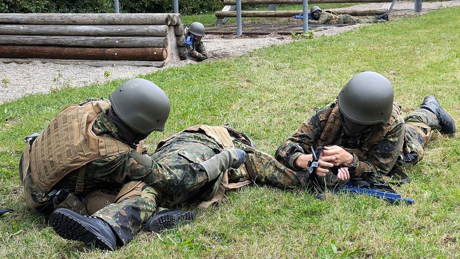 Unter Feindbeschuss heranrobben, Druckverband anlegen, dann schnell weg. Die Schüsse bei dieser Übung kommen aus einem Lautsprecher.Foto: /Rüdiger Bäßler