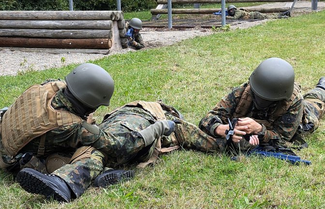 Unter Feindbeschuss heranrobben, Druckverband anlegen, dann schnell weg. Die Schüsse bei dieser Übung kommen aus einem Lautsprecher.<span class='image-autor'>Foto: /Rüdiger Bäßler</span>