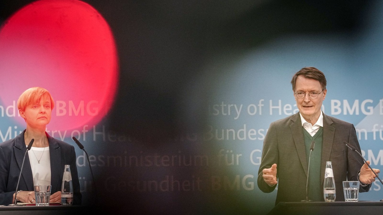 Gesundheitsminister Karl Lauterbach (SPD) stellt mit Ute Lewitzka von der Deutschen Gesellschaft für Suizidprävention eine Strategie vor, die Leben retten soll.Foto: dpa/Kay Nietfeld Gesundheitsminister Karl Lauterbach (SPD) stellt mit Ute Lewitzka von der Deutschen Gesellschaft für Suizidprävention eine Strategie vor, die Leben retten soll.Foto: dpa/Kay Nietfeld