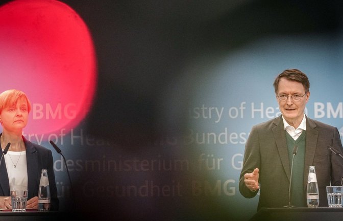 Gesundheitsminister Karl Lauterbach (SPD) stellt mit Ute Lewitzka von der Deutschen Gesellschaft für Suizidprävention eine Strategie vor, die Leben retten soll.<span class='image-autor'>Foto: dpa/Kay Nietfeld</span>