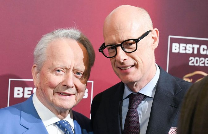 Der Chef-Aufseher der Porsche AG ist gleichzeitig auch ein Enkel des Firmengründers: Wolfgang Porsche (li.) hat sich auf der Hauptversammlung zusammen mit dem neuen Porsche-Chef Michael Leiters den Fragen der Aktionären gestellt.<span class='image-autor'>Foto: Bernd Weißbrod/dpa</span>